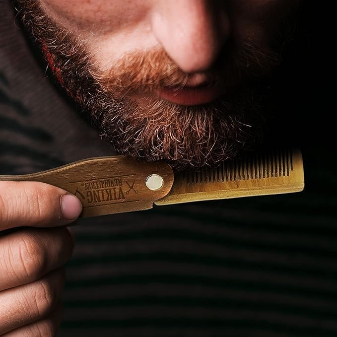 Viking Revolution - Bartkamm - Faltbarer Bartkamm Männer für Herren mit Etui - Sandelholz & Natürlicher Butterfly Kamm mit Geschenkbox - Herren Geschenke - Weihnachtsgeschenke für männer
