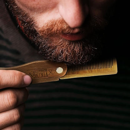 Viking Revolution - Bartkamm - Faltbarer Bartkamm Männer für Herren mit Etui - Sandelholz & Natürlicher Butterfly Kamm mit Geschenkbox - Herren Geschenke - Weihnachtsgeschenke für männer