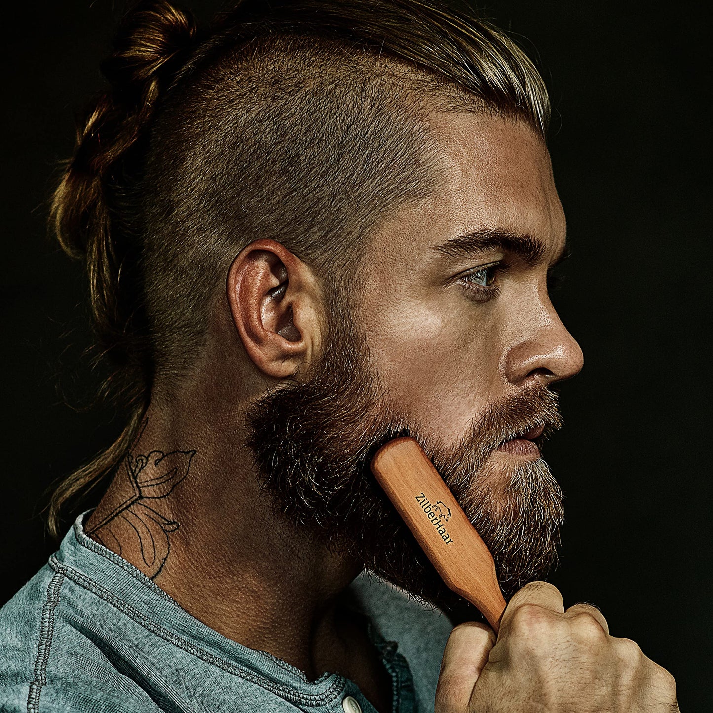 ZilberHaar Bartbürste (Harte Borsten) | 100% Wildschweinborsten und Deutsches Birnbaumholz | Mit Allen Bartbalsams und -Ölen Verwendbar | In Deutschland Hergestellt